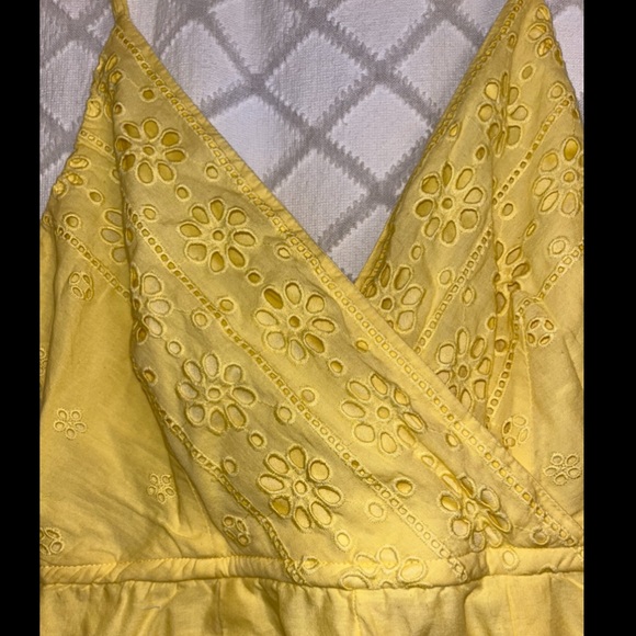 Yellow lace shorts romper with adjustable straps - Picture 3 of 4